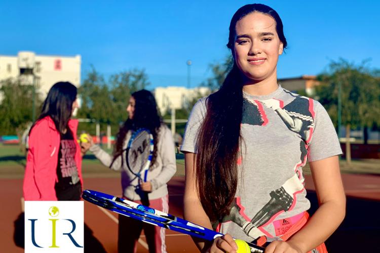 Etudiante jouant au tennis à l'Université Internationale de Rabat